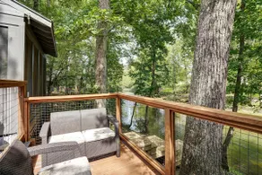 Sunny Creekside Getaway - Image 4