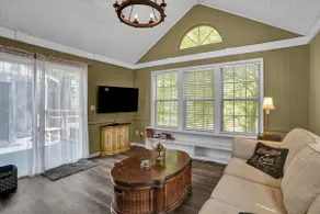 Sunny Creekside Getaway - Image 5