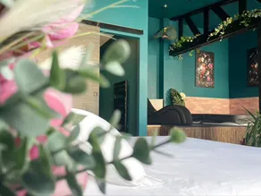Le Boudoir, suite with private indoor hot tub - Image 5
