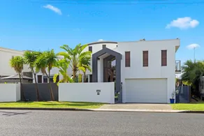 The Vibe Beach House - direct beach access, spa - Image 2