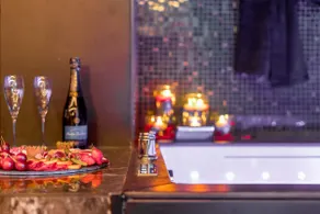Romantic night Suite & Jacuzzi - Image 2
