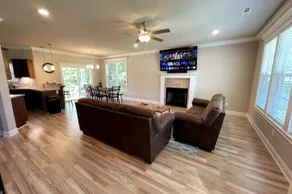 New Hot Tub Lake View King Suite FAST WiFi 75” TV - Image 4