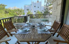 Sunny Corner Apartment - Image 2