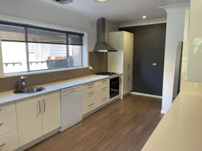 Central 4 Bedroom House - Image 5