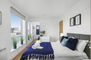 3-Bedroom 3 bath Flat with Free Parking - Image 2