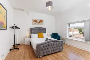 Flatzy - Sleeps 16 Near Football Ground & Ping Pong Table - Image 5
