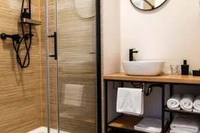 Room 6 with bathroom and balcony - Image 2
