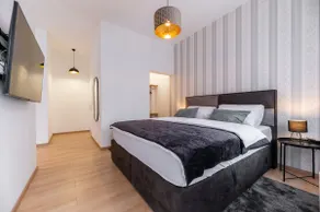 Room 6 with bathroom and balcony - Image 4