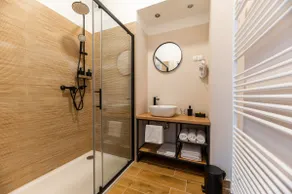 Room 6 with bathroom and balcony - Image 3