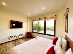 Charming Equipped Deluxe Apartment with Lake Views - Image 5