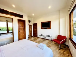 Charming Equipped Deluxe Apartment with Lake Views - Image 4