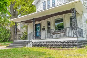 Accented ”Lakeside Neighborhood” Family Home - Image 4