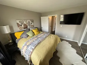 Cozy-Stylish-Renovated getaway w/ Hot Tub! - Image 5
