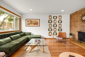 RetroModern Bungalow | free parking | pet friendly - Image 2