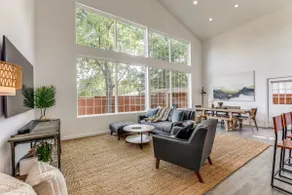 Luxury 1920 Downtown Bungalow - Image 3