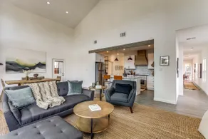Luxury 1920 Downtown Bungalow - Image 2