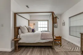 Luxury 1920 Downtown Bungalow - Image 4