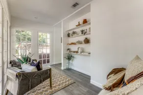 Luxury 1920 Downtown Bungalow - Image 4