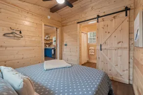 Red Door Cabin Five - Image 4