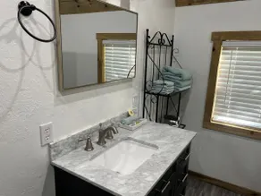 Secluded lofted 1 bedroom cabin in the woods - Image 4