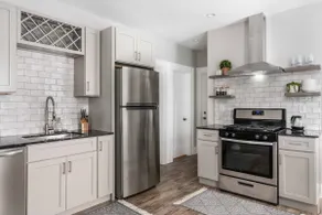 Modern 3 BDRM Luxury Upper Apartment - Image 5