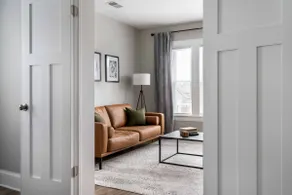 Modern 3 BDRM Luxury Upper Apartment - Image 2
