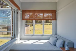 Cosy 3 Bedroom Cottage with Harbour Views - Image 2