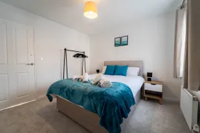 Modern Luxury 2 Bed Didcot Home with Free Parking - Image 2