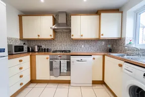 Modern Luxury 2 Bed Didcot Home with Free Parking - Image 3