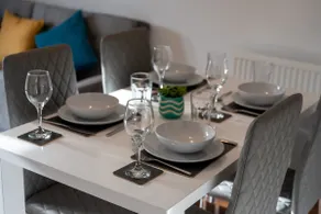 Modern Luxury 2 Bed Didcot Home with Free Parking - Image 5
