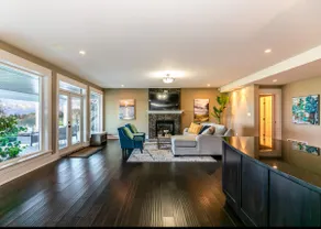 Oriole & Fawn Suite: Unwind with Views & Theatre - Image 4