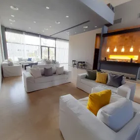 Spacious, bright studio overlooking the park - Image 5