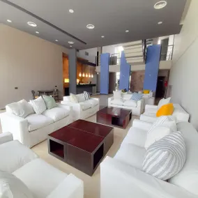 Spacious, bright studio overlooking the park - Image 4