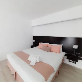Spacious, bright studio overlooking the park - Image 2