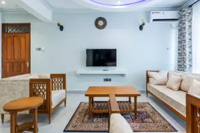 2BR w/AC,wifi, pool,free parking & 3mins to beach. - Image 3