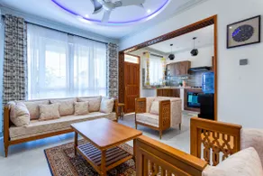 2BR w/AC,wifi, pool,free parking & 3mins to beach. - Image 2