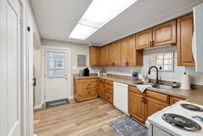 Nautical abode Uptown Maumee by River-BLUE Side! - Image 2