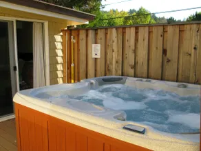 BEAcH ReTREAT Summer Boats/River Hot Tub Near Town - Image 3