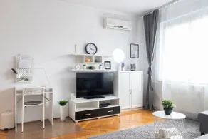 Bright & Cosy Pannonia Apartment - Self-Check-in - Image 3