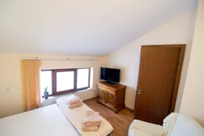 Lovely loft apartment minutes from centre and lake - Image 3