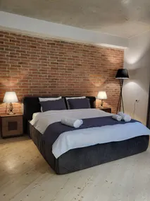Old Gold AnteOn Studio Apartment - Image 2