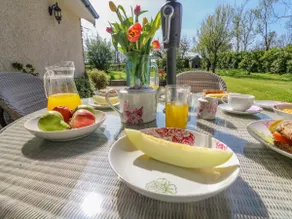 Two Acres- Spacious, delightful, pet free bungalow - Image 4