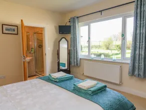 Two Acres- Spacious, delightful, pet free bungalow - Image 3