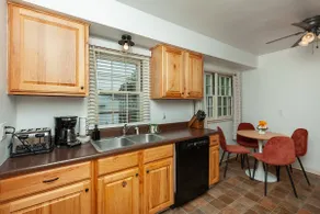 Good Vibes 2Bed Home Centrally Located on Quiet St - Image 4