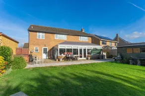 Kennedy Villa - 5 Bedroom House with Hot Tub, WiFi, Free parkings, Close to Bicester Village - Image 2