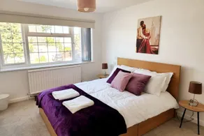 Kennedy Villa - 5 Bedroom House with Hot Tub, WiFi, Free parkings, Close to Bicester Village - Image 3