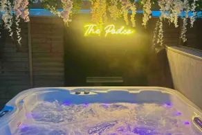 The Garden Pod with Private Hot Tub - Image 2
