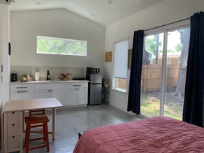 Modern Cute & Bright Guest House - Image 4