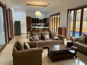 Cozy villa with swimming Pool in Sentul - Image 2