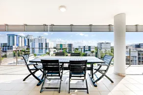 'The Smith' A Vibrant Poolside Balcony Haven - Image 2